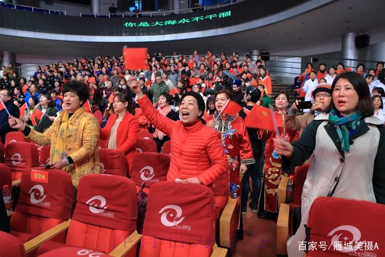 三万人齐唱《我和我的祖国》,球场变红色海洋 三万人齐唱《我和我的祖国》,球场变红色海洋
